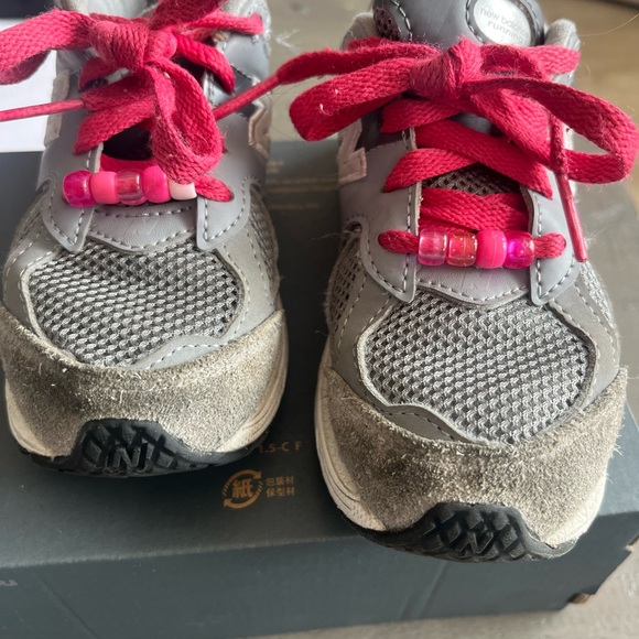 Kids Gray Size 9 New Balance 2002R with custom pink laces and beads - Picture 4 of 9